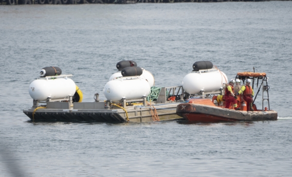 Sà lan phóng tàu lặn Titan được chuyển đến khu vực của Lực lượng Tuần Duyên Hoa Kỳ tại cảng ở St. John’s, tỉnh bang Newfoundland, Canada, hôm 24/06/2023. (Ảnh: Adrian Wyld/The Canadian Press qua AP)