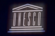 Logo của UNESCO tại Paris vào ngày 12/11/2021. (Ảnh: Julien de Rosa/Pool/AFP qua Getty Images)