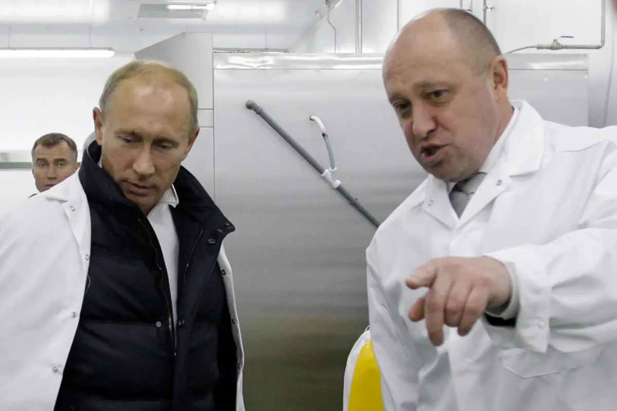 Doanh nhân Yevgeny Prigozhin hướng dẫn Thủ tướng Nga Vladimir Putin thăm nhà máy sản xuất bữa ăn trưa cho học sinh của ông bên ngoài Saint Petersburg vào ngày 20/09/2010. Doanh nhân Yevgeny Prigozhin có mối quan hệ với Điện Kremlin đã đệ đơn kiện lên một tòa án EU để rút tên ông ra khỏi danh sách trừng phạt của khối này, công ty của ông cho biết vào ngày 15/12/2020. Hồi tháng 10/2010, Liên minh  u Châu đã trừng phạt ông Prigozhin — có biệt danh “đầu bếp của ông Putin” vì công ty Concord của ông đã phục vụ bữa ăn cho Điện Kremlin — cáo buộc ông phá hoại hòa bình ở Libya bằng cách trợ giúp cho công ty quân sự tư nhân Wagner Group. (Ảnh: Alexey Druzhinin/Sputnik/AFP qua Getty Images)