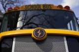Một chiếc xe buýt điện Lion dành cho trường học được trưng bày ở Austin, Texas, hôm 22/02/2023. (Ảnh: Eric Gay/AP)