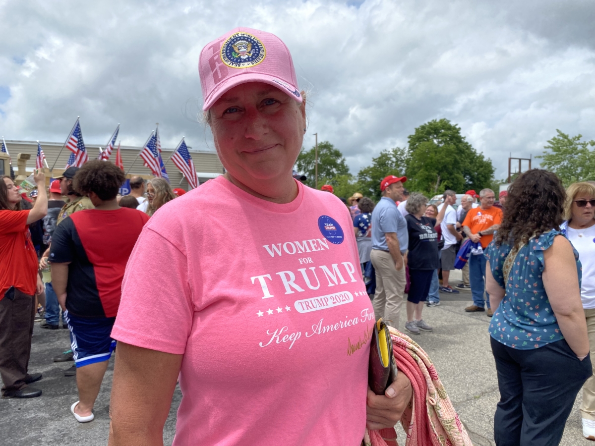 Bà Nicole Coles đến từ Gloucester, Massachusetts, tham dự lễ khai trương trụ sở chiến dịch tranh cử của ông Trump ở New Hampshire hôm 27/06/2023. (Ảnh: Alice Giordano/The Epoch Times)