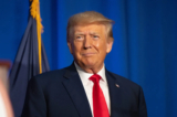 Ứng cử viên tổng thống thuộc Đảng Cộng Hòa, cựu Tổng thống Donald Trump, đứng trên sân khấu sau khi được giới thiệu trong Bữa tiệc trưa Lilac của Liên đoàn Phụ nữ Đảng Cộng Hòa New Hampshire ở Concord, New Hampshire, hôm 27/06/2023. (Ảnh: Scott Eisen/Getty Images)