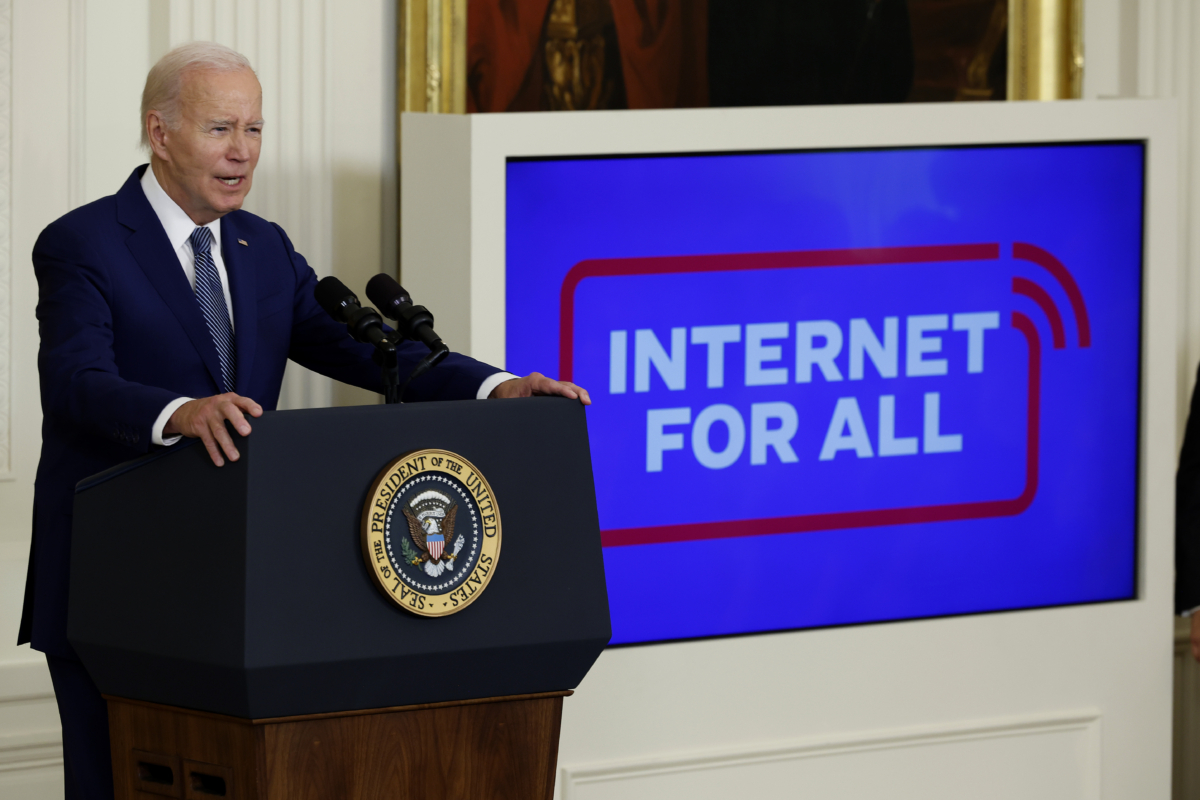 Tổng thống Hoa Kỳ Joe Biden nói khi công bố khoản đầu tư 42 tỷ USD vào cơ sở hạ tầng internet tốc độ cao trong một sự kiện ở Phòng Đông của Tòa Bạch Ốc hôm 26/06/2023 tại Washington, DC. (Ảnh: Chip Somodevilla/Getty Images)