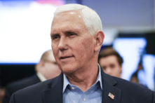 Cựu Phó Tổng thống Mike Pence gặp các vị khách tại Liên minh Đức tin & Tự do Iowa ở Clive, Iowa, hôm 22/04/2023. (Ảnh: Madalina Vasiliu/The Epoch Times)