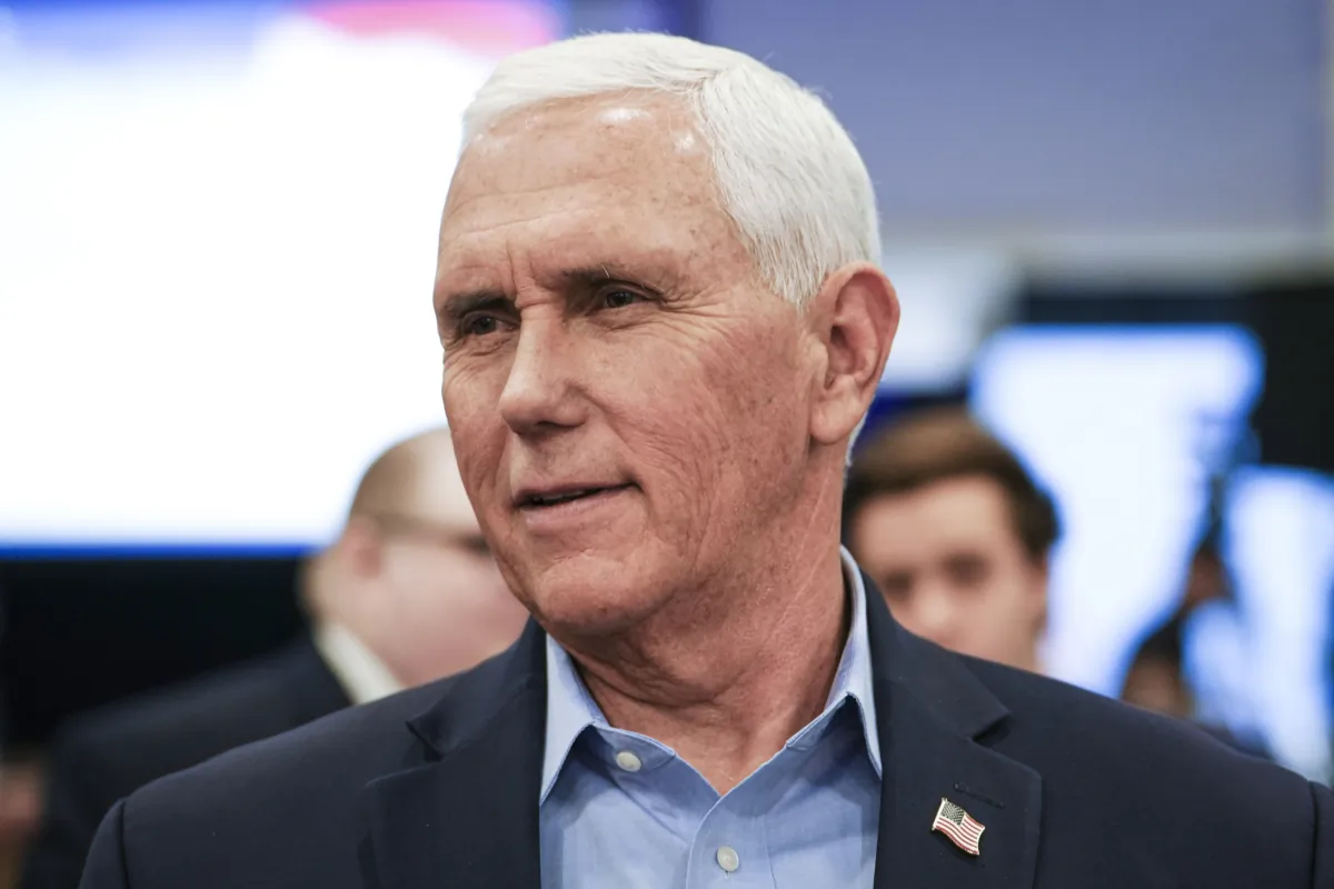 Cựu Phó Tổng thống Mike Pence gặp các vị khách tại Liên minh Đức tin & Tự do Iowa ở Clive, Iowa, hôm 22/04/2023. (Ảnh: Madalina Vasiliu/The Epoch Times)