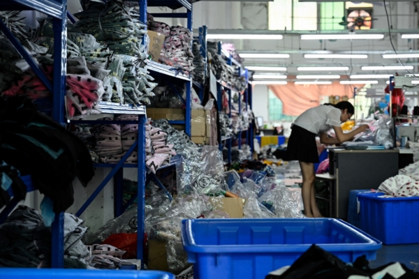 Một công nhân may quần áo tại một xưởng may cung cấp cho Shein, một công ty thương mại điện tử thời trang giá rẻ xuyên quốc gia ở Quảng Châu, tỉnh Quảng Đông, miền nam Trung Quốc, vào ngày 18/07/2022. (Ảnh: Jade Gao/AFP qua Getty Images)