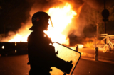 Một lính cứu hỏa nhìn các phương tiện bốc cháy sau cuộc bạo loạn ở Nanterre, phía tây Paris, hôm 28/06/2023. (Ảnh: Zakaria Abdelkafi/AFP qua Getty Images)