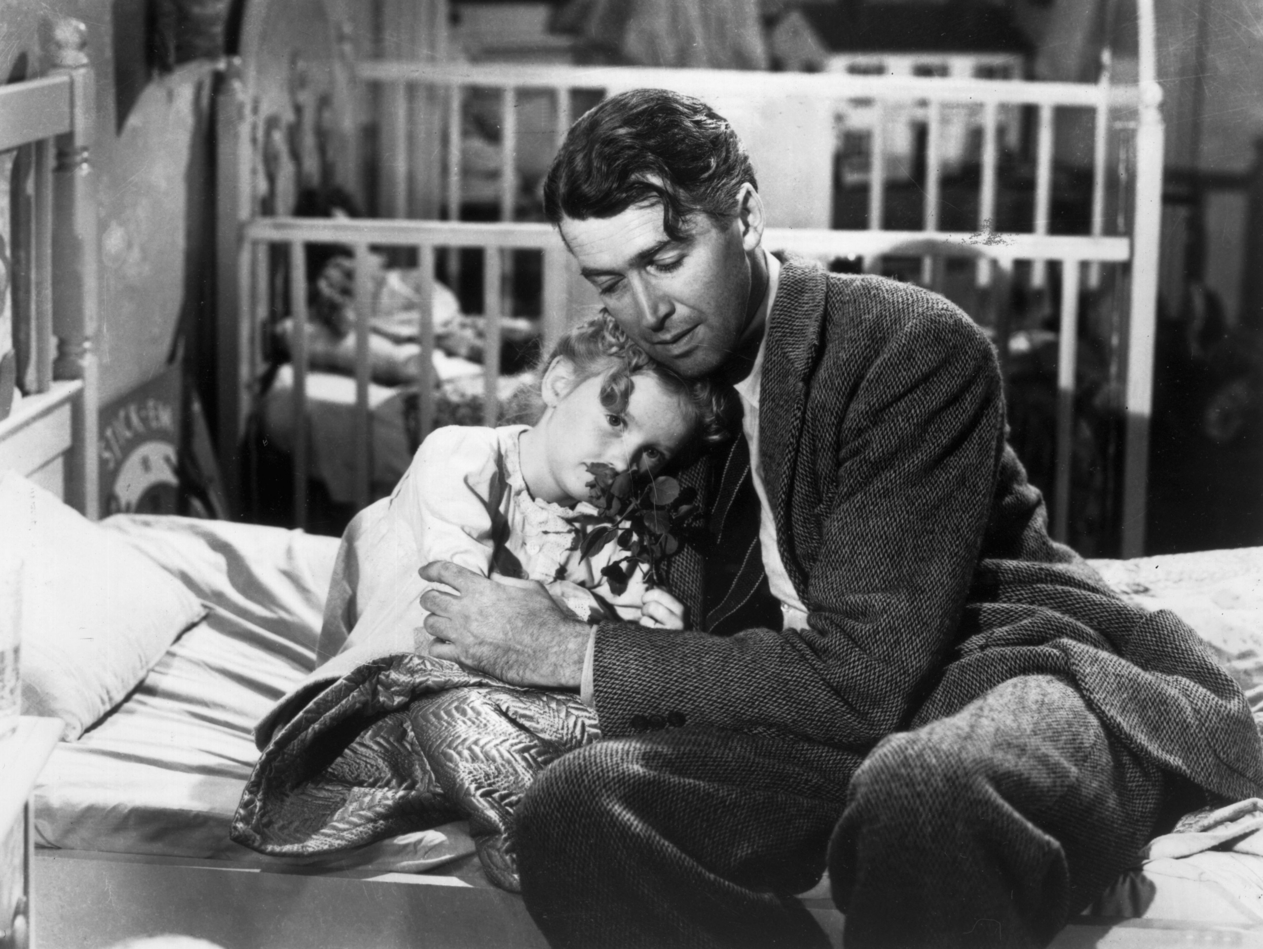 Nhân vật George Bailey (nam tài tử James Stewart thủ vai) và cô bé Zuzu (bé Karolyn Grimes thủ vai) trong bộ phim “Cuộc sống tuyệt vời.” (Ảnh: MovieStillsDB)
