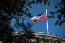 Lá cờ của tiểu bang Mississippi tung bay trên tòa nhà Quốc hội tiểu bang Mississippi ở Jackson, Mississippi, vào ngày 28/06/2020. (Ảnh: Rory Doyle/AFP qua Getty Images)