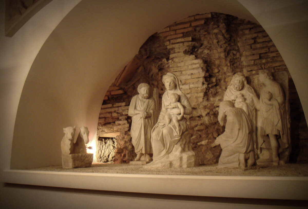 Đặt trong ngôi nhà nguyện nhỏ gợi nhắc về một hang đá, những bức tượng bằng đá của ông Arnolfo di Cambio khiến người ta nhớ đến sự kiên định suốt hơn một ngàn năm vinh danh [Chúa Jesus]. (Ảnh cắt: Stefano Bolognini/Stefano Bolognini, CC BY 3.0)