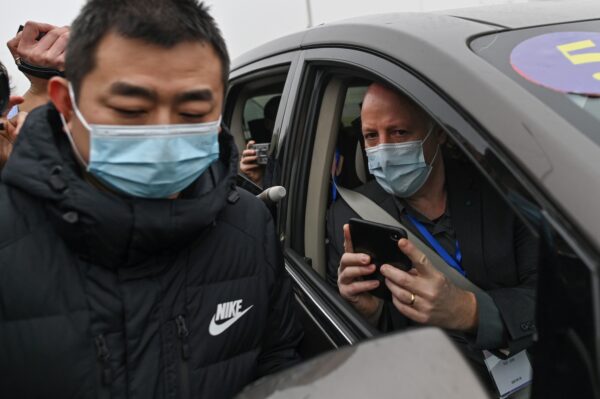 Ông Peter Daszak (bên phải), chủ tịch của EcoHealth Alliance, được nhìn thấy ở Vũ Hán, Trung Quốc, vào ngày 03/02/2021. (Ảnh: Hector Retamal/AFP qua Getty Images)