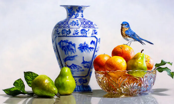 Chi tiết trong tác phẩm “Bluebird, Barletts & Cara Caras” (Chim hồng hạnh, lê Barlett & cam Cara Cara), năm 2019, tranh của họa sĩ Rebecca Korth. Tranh sơn dầu trên gỗ; Kích thước: 30 inch x 24 inch. Tác phẩm vào đến vòng chung kết cuộc thi “International ARC Salon lần thứ 14 (2019–2020)” và đạt giải danh dự trong cuộc thi “Southwest Art Artistic Excellence Competition (2019).” (Ảnh: Rebecca Korth)