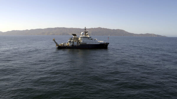 Tàu nghiên cứu Sally Ride được nhìn thấy ngoài khơi đảo Santa Catalina, California trong bức ảnh tháng 03/2021 do Viện Hải dương học Scripps tại UC San Diego cung cấp. (Ảnh: Viện Hải dương học Scripps tại UC San Diego qua AP)