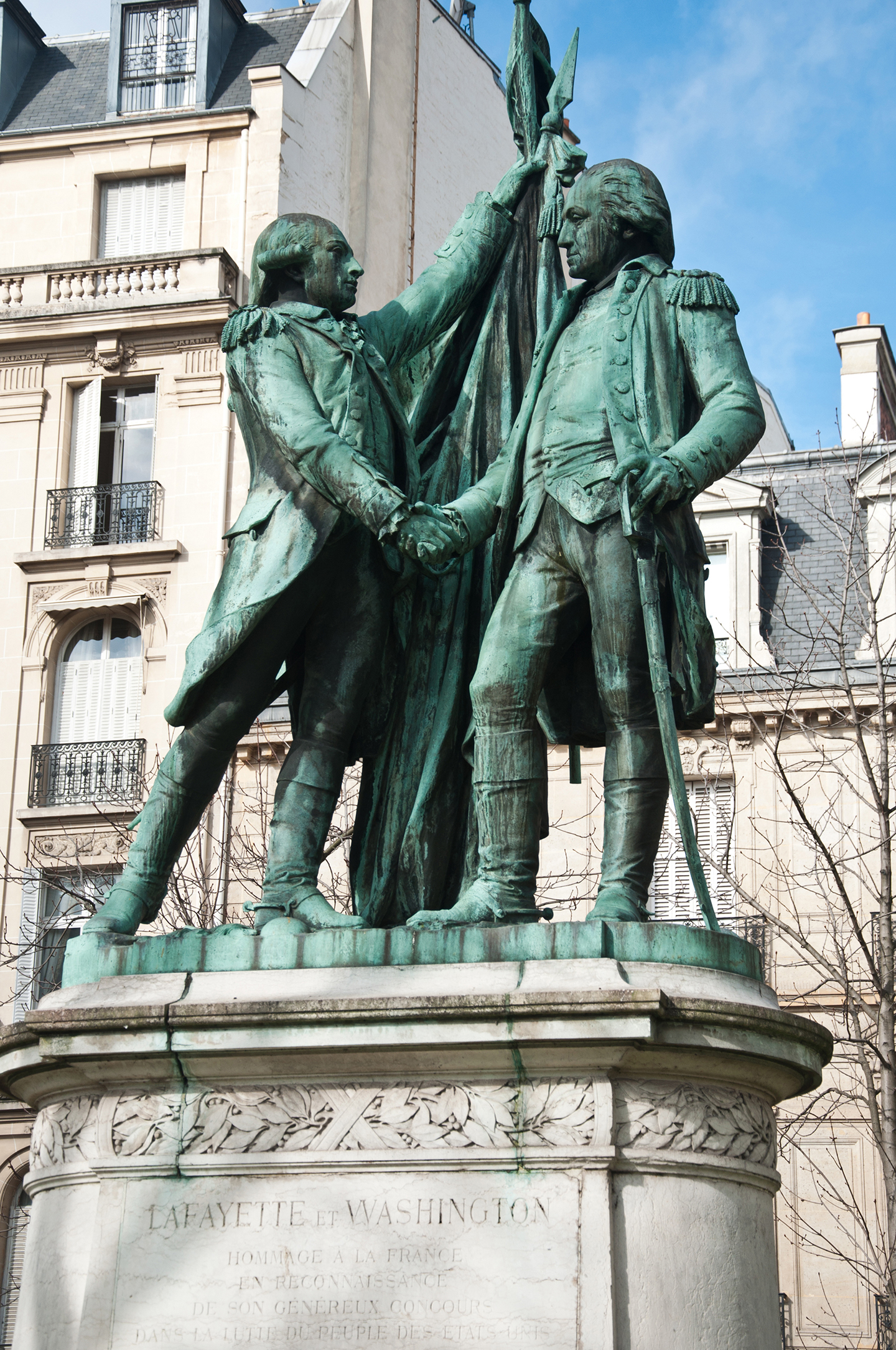 Bức tượng Tổng thống Washington và Hầu tước Lafayette của ông Bartholdi tại Place des États-Unis, thành phố Paris. (Ảnh: NeydtStock/Shutterstock)