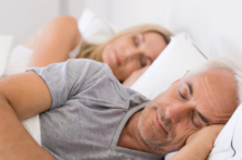 Ngoài 50 tuổi, đàn ông có nhiều khả năng bị rối loạn hành vi giấc ngủ REM hơn phụ nữ. (Ảnh: Shutterstock)