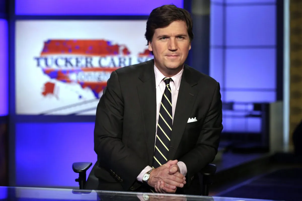 Ông Tucker Carlson chụp ảnh trong studio của Fox News Channel, ở thành phố New York, vào ngày 02/03/2017. (Ảnh: Richard Drew/AP Photo)