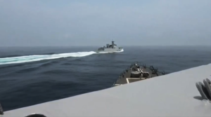 Hoa Kỳ công bố video cho thấy cảnh tiếp xúc gần với khu trục hạm Trung Quốc ở Eo biển Đài Loan