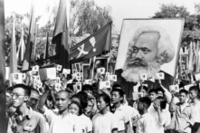 Thanh thiếu niên tại một cuộc biểu tình trong thời kỳ cao điểm của cuộc biến động Hồng Vệ binh đang vẫy các bản sao của Cuốn sách Tiểu Hồng Mao và mang theo một tấm bích chương ảnh Karl Marx vào ngày 14/09/1966. Cách mạng Văn hóa đã mở ra một thập niên bạo lực và hỗn loạn để đạt được các mục tiêu cộng sản và thực thi chính sách chủ nghĩa bình quân cực đoan. (Ảnh: AP Photo)