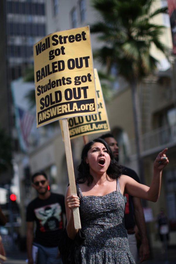 Sinh viên phản đối chi phí của nợ sinh viên đối với giáo dục bậc cao trên Đại lộ Hollywood ở Los Angeles, ngày 22/09/2012. (Ảnh: David McNew/Getty Images)
