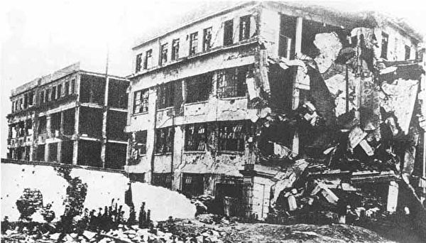 Trong Sự cố ngày 28 tháng Một, Nhà xuất bản Thương mại ở Thượng Hải và Thư viện Phương Đông (thư viện tư nhân lớn nhất ở Trung Quốc với bộ sưu tập hơn 300,000 cuốn) đã bị đánh bom. Hình ảnh cho thấy Nhà xuất bản Thương mại Thượng Hải sau vụ đánh bom. (Ảnh: Tài sản công)