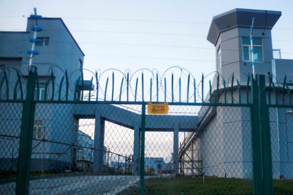 Một hàng rào vòng ngoài được xây dựng xung quanh nơi được chính thức gọi là trung tâm giáo dục kỹ năng nghề ở Đạt Phản Thành thuộc vùng Duy Ngô Nhĩ Tân Cương, Trung Quốc, vào ngày 04/09/2018. (Ảnh: Thomas Peter/Reuters)