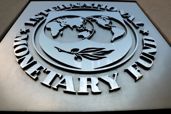 Biểu trưng của Quỹ Tiền tệ Quốc tế (IMF) bên ngoài tòa nhà trụ sở chính ở Hoa Thịnh Đốn vào ngày 04/09/2018. (Ảnh: Yuri Gripas/Reuters)
