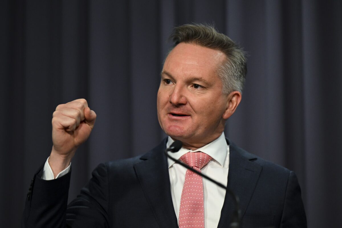 Ông Chris Bowen, bộ trưởng đặc trách năng lượng và biến đổi khí hậu của Đảng Lao Động, nói trước giới truyền thông trong một cuộc họp báo tại Tòa nhà Nghị viện ở Canberra, Úc, hôm 16/06/2022. (Ảnh: AAP/Lukas Coch)