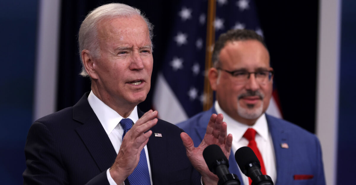 Tổng thống Joe Biden nói về một kế hoạch giảm nợ sinh viên trước đây khi Bộ trưởng Giáo dục Miguel Cardona có mặt tại Hoa Thịnh Đốn vào ngày 17/10/2022. (Ảnh: Alex Wong/ Getty Images)