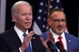 Tổng thống Joe Biden trình bày một kế hoạch giảm nợ sinh viên trước đây khi Bộ trưởng Giáo dục Miguel Cardona có mặt tại Hoa Thịnh Đốn vào ngày 17/10/2022. (Ảnh: Alex Wong/ Getty Images)