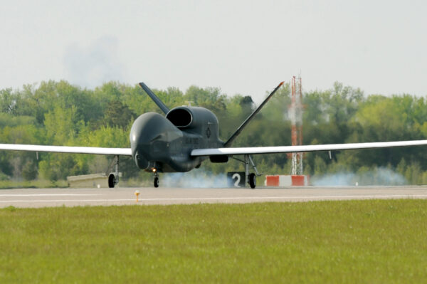 Chiếc RQ-4 Global Hawk đầu tiên đến Căn cứ Không quân Grand Forks vào ngày 26/05/2011. (Ảnh: Lực lượng Không quân Hoa Kỳ do Trung sĩ kỹ thuật Johnny Saldivar chụp)