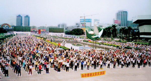 Ảnh chụp các học viên Pháp Luân Công đang luyện công tại Quảng Châu, Trung Quốc, trước khi cuộc đàn áp bắt đầu vào tháng 07/1999. (Ảnh: Minghui.org)