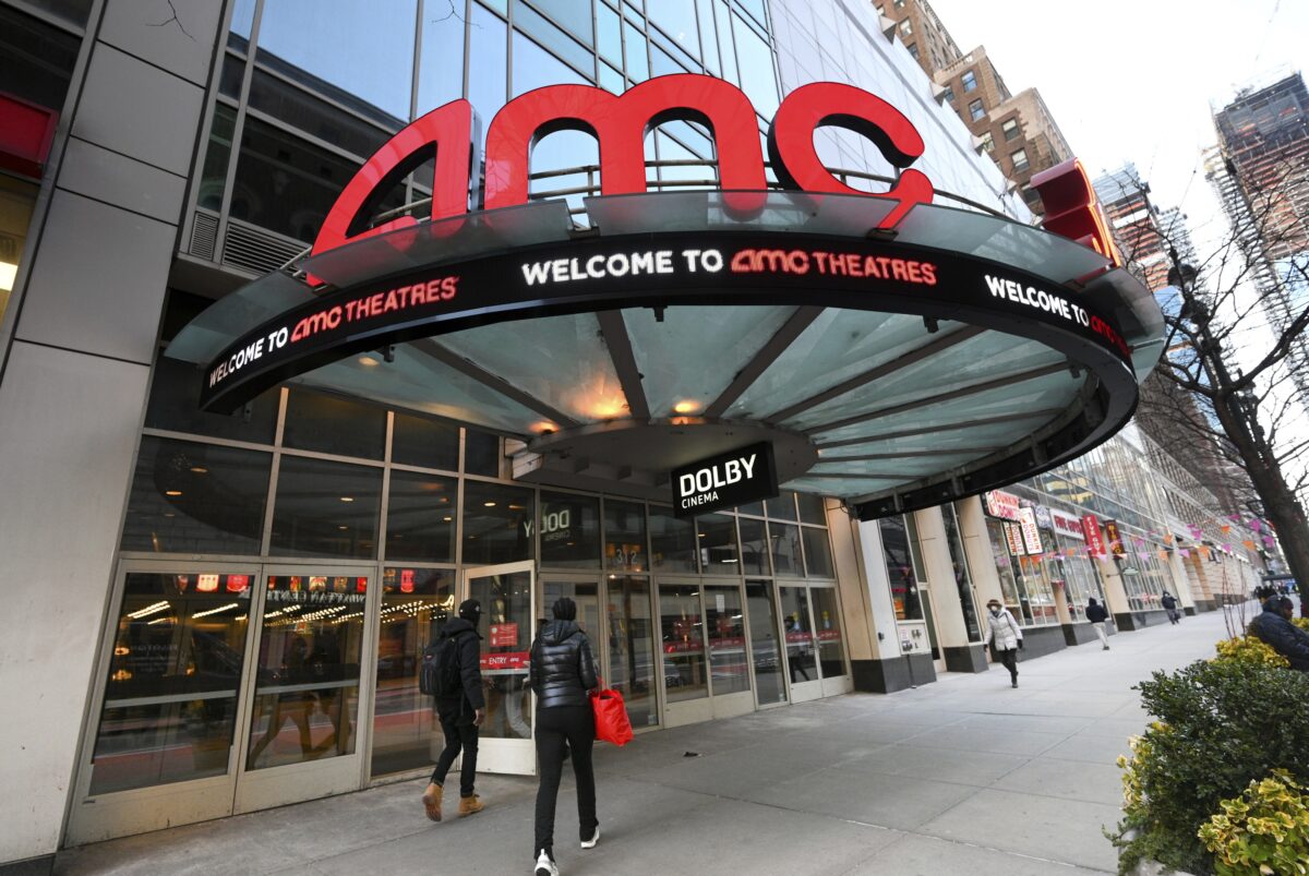 Khách bộ hành đi ngang qua nhà hát AMC tại Đường số 34 ở New York vào ngày 05/03/2021. (Ảnh: Evan Agostini/Invision/AP)