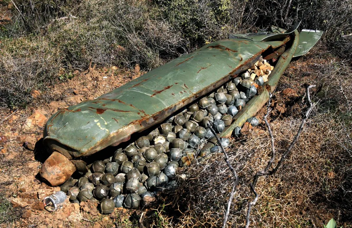 Một trái bom chùm “mẹ” chứa hơn 600 trái bom con, được chiến đấu cơ của Israel thả xuống trong cuộc chiến tranh Hezbollah-Israel kéo dài 34 ngày, nằm trên một cánh đồng ở ngôi làng phía nam Ouazaiyeh, Lebanon, vào ngày 09/11/2006. (Ảnh: Mohammed Zaatari/AP Photo)
