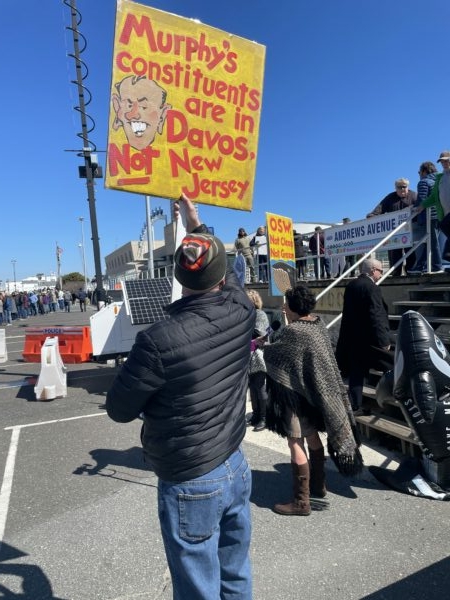 Những người biểu tình tại một phiên điều trần về các trang trại phong năng ngoài khơi nói rằng Thống đốc New Jersey Phil Murphy đã phản bội họ, hôm 16/03/2023. (Ảnh: Ảnh được phép của Scottie Barnes)
