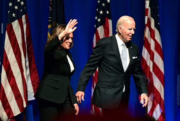 Tổng thống Joe Biden và Phó Tổng thống Kamala Harris chào đón những người ủng hộ tại buổi dạ yến của Đảng Dân Chủ ở Philadelphia vào ngày 28/10/2022. (Ảnh: Mark Makela/Getty Images)