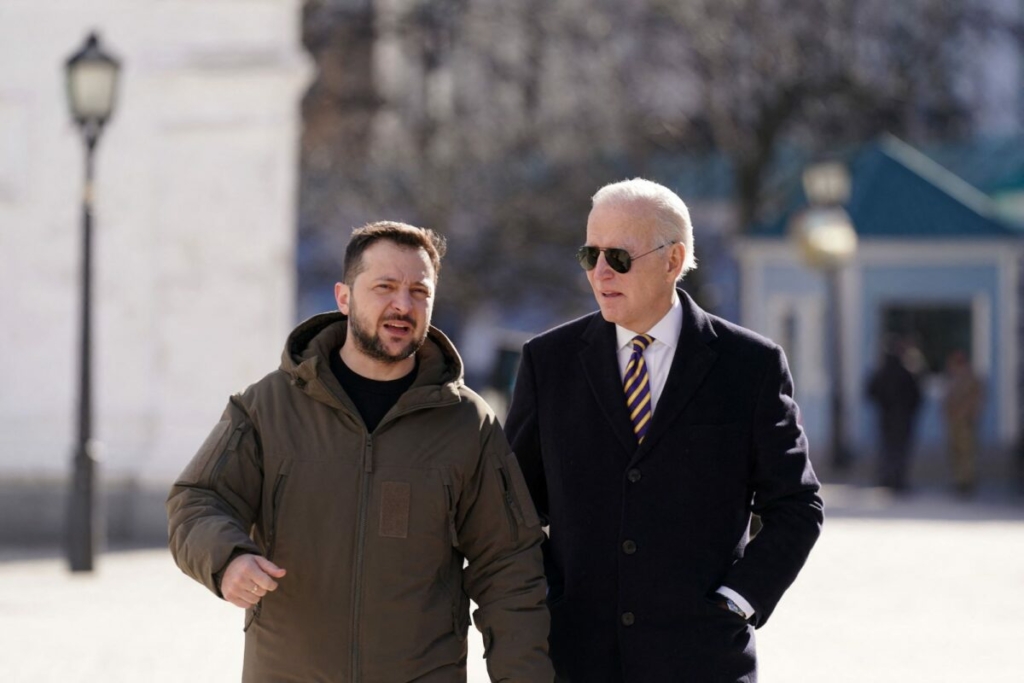 Tổng thống Hoa Kỳ Joe Biden đi cạnh Tổng thống Ukraine Volodymyr Zelenskyy (trái) khi ông đến thăm Kyiv, Ukraine, hôm 20/02/2023. (Ảnh: Dimitar Dilkoff/AFP/Getty Images)