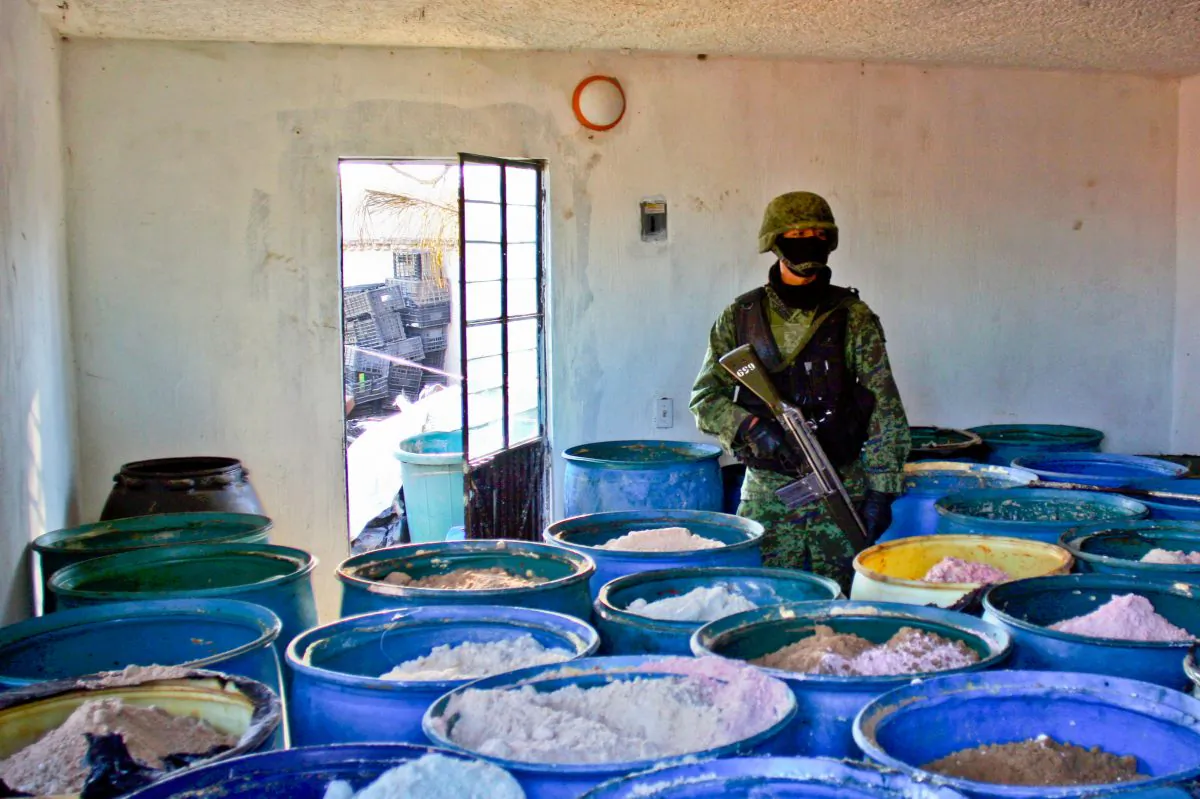 Một người lính đứng gác bên trong một căn phòng pha chế chất hóa học bí mật được phát hiện ở Mexico vào ngày 09/02/2012. Các băng nhóm Trung Quốc đang cung cấp cho các băng đảng buôn ma túy Mexico các hóa chất để chế tạo các chất bất hợp pháp được bán ở Hoa Kỳ. (Ảnh: Hector Guerrero/AFP/Getty Images)