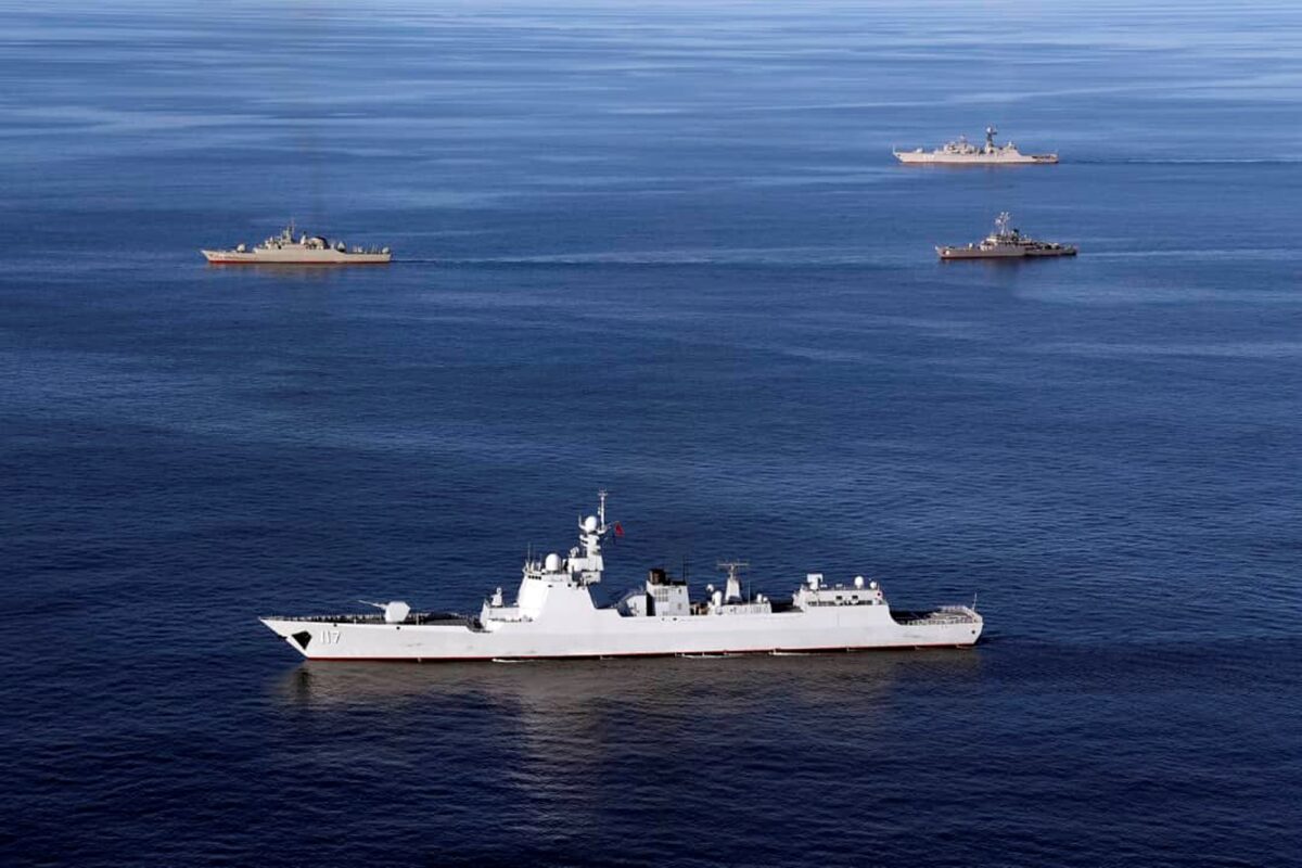 Các chiến hạm di chuyển trên Biển Oman trong ngày thứ hai của cuộc tập trận hải quân chung giữa Iran, Nga, và Trung Quốc vào ngày 28/12/2019. (Ảnh: Quân đội Iran qua AP)