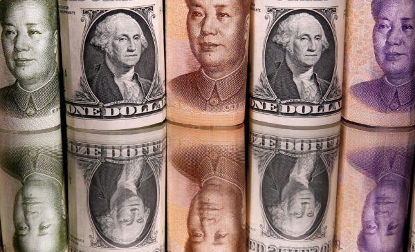 Đồng Nhân dân tệ Trung Quốc và dollar Mỹ vào ngày 10/02/2020. (Ảnh: Dado Ruvic/Illustration/Reuters)