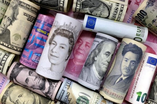 Đồng euro, HKD, USD, yên Nhật, bảng Anh và tiền giấy 100 nhân dân tệ của Trung Quốc trong hình minh họa chụp ngày 21/01/2016. (Ảnh: Jason Lee/Illustration/Reuters)