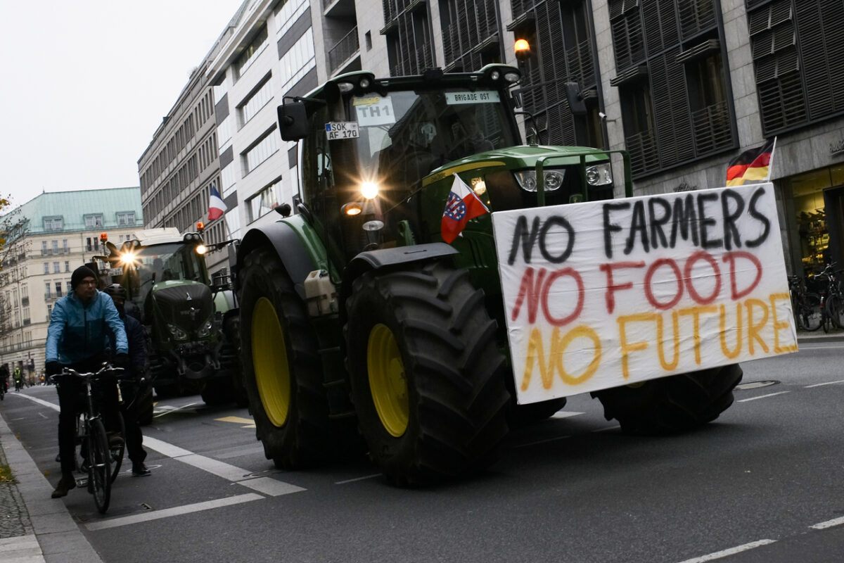 Nông dân đến biểu tình tại quận chính phủ ở Berlin, Đức, hôm thứ Ba, ngày 26/11/2019. (Ảnh: AP/Markus Schreiber)