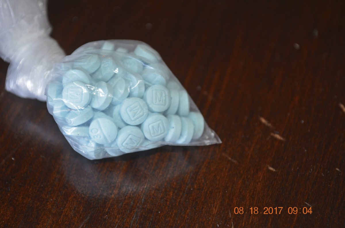 Bức ảnh do Phòng Phượng Hoàng của Cơ quan Phòng chống Ma túy Hoa Kỳ cung cấp cho thấy cận cảnh những viên thuốc màu xanh da trời có tẩm fentanyl được biết đến trên đường phố với tên gọi là “oxy Mexico.” (Ảnh: Cơ quan Phòng chống Ma túy qua AP)
