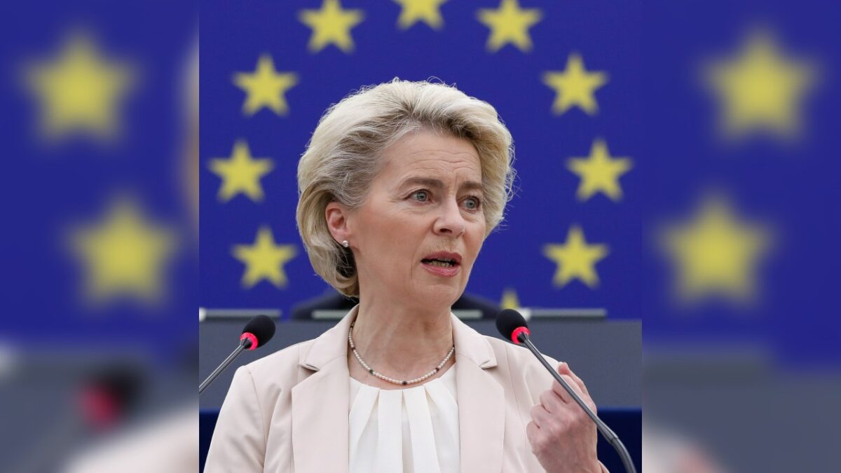 Chủ tịch Ủy ban Âu Châu Ursula von der Leyen trình bày một bài diễn văn trong một phiên họp toàn thể tại Nghị viện Âu Châu ở Strasbourg, Pháp, vào ngày 15/12/2021. (Ảnh: Julien Warnand/Pool/AP Photo)