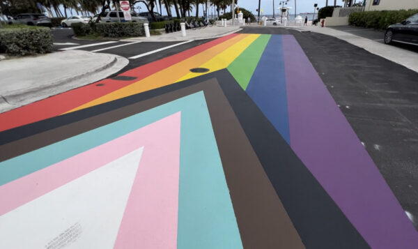 Các nhà lãnh đạo của Fort Lauderdale hé lộ một lá cờ “Tự Hào Tiến Bộ” (Progress Pride) mới được sơn trên một con đường công cộng gần bãi biển Fort Lauderdale hôm 10/02/2023. (Ảnh: Chris Nelson cho The Epoch Times)