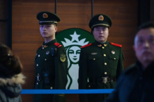 Các công an bán quân sự đứng gác gần một quán cà phê Starbucks ở Ga xe lửa Bắc Kinh ở Bắc Kinh vào ngày 02/022019. (Ảnh: Greg Baker/AFP qua Getty Images)