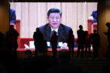 Người dân đi ngang qua một màn hình chiếu đoạn phim về lãnh đạo Trung Quốc Tập Cận Bình tại Bảo tàng Quốc gia Trung Quốc ở Bắc Kinh, vào ngày 27/02/2019. (Ảnh: Wang Zhao/AFP qua Getty Images)