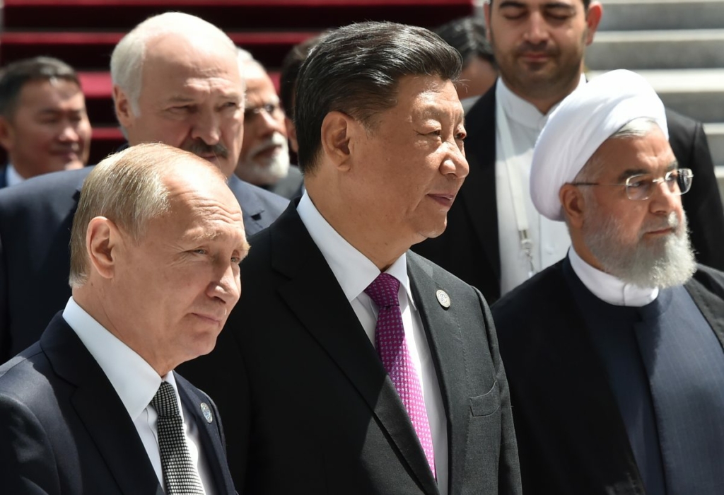 Tổng thống Nga Vladimir Putin (Trái), lãnh đạo Trung Quốc Tập Cận Bình (Giữa), và Tổng thống Iran Hassan Rouhani (Phải) trên đường đến tham dự một cuộc họp của Hội đồng các Nguyên thủ Quốc gia thuộc Tổ chức Hợp tác Thượng Hải (SCO) tại Bishkek, Kyrgyzstan, vào ngày 14/06/2019. (Ảnh: Vyacheslav Oseledko/AFP/Getty Images)