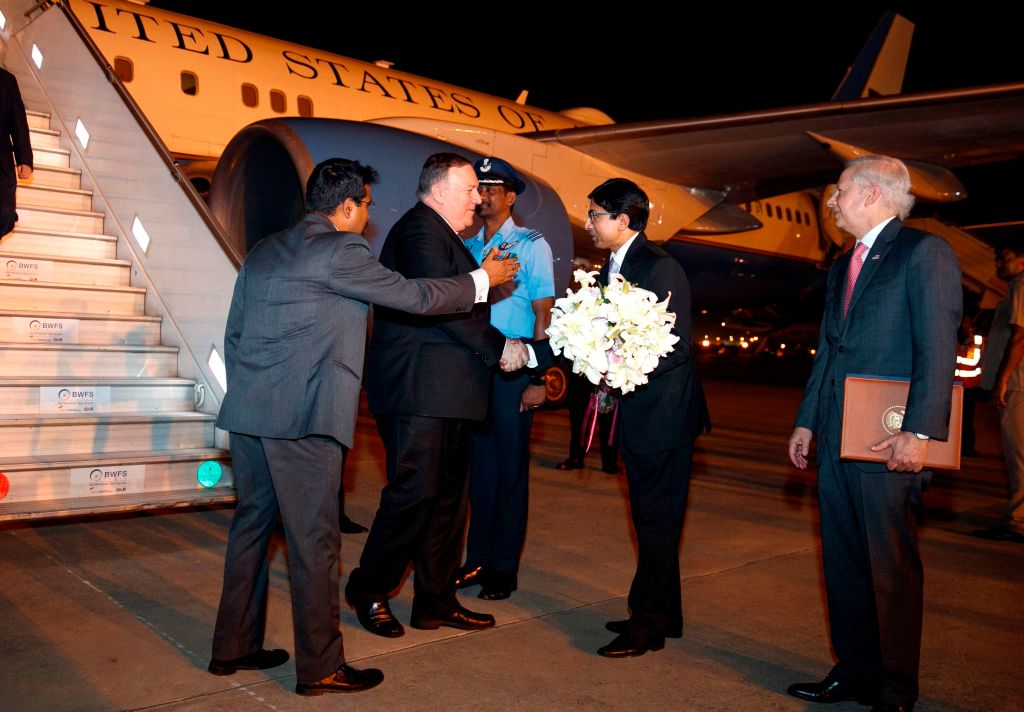 Ngoại trưởng Hoa Kỳ Mike Pompeo (thứ 2 từ trái sang) nhận hoa từ Vụ trưởng phụ trách châu Mỹ đương thời của Ấn Độ Shri Gourangalal Das (thứ 2 từ phải sang) khi ông Pompeo đến New Delhi vào ngày 25/06/2019. Năm 2020, trong một hành động thể hiện mối quan hệ đang phát triển giữa hai nước, ông Das đã được bổ nhiệm làm Tổng Giám đốc Hiệp hội Ấn Độ-Đài Bắc. (Ảnh: Jacquelyn Martin/AFP qua Getty Images)