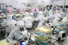 Công nhân sản xuất vi mạch LED tại một nhà máy ở Hoài An, tỉnh Giang Tô, miền đông Trung Quốc, hôm 16/06/2020. (Ảnh: STR/AFP qua Getty Images)