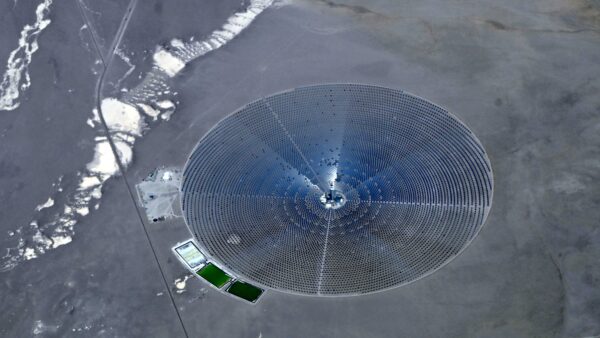 Hình ảnh nhìn từ trên không cho thấy Dự án quang năng Crescent Dunes nằm gần Tonopah, cách Las Vegas, Nevada 190 dặm (310 km) về phía tây bắc, vào ngày 30/07/2020. (Ảnh: Daniel Slim/AFP qua Getty Images)